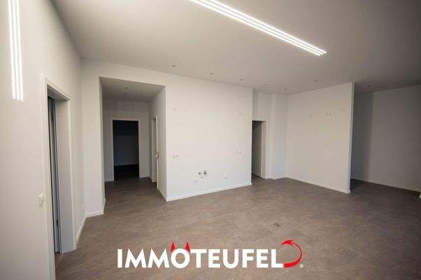 Blick Richtung Küche und Hauswirtschaftsraum