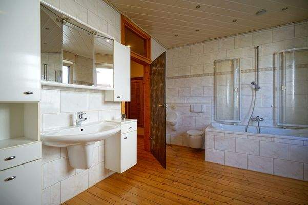 Großes Bad mit Wanne