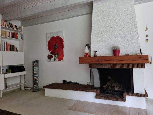 Gemütlicher offener Kamin im Wohnzimmer