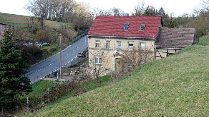 Hausansicht/Grundstück