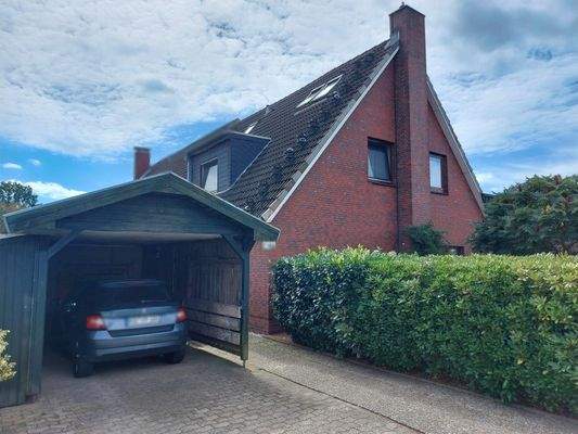 Carport mit Auffahrt