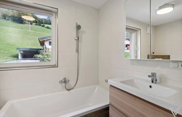 geräumiges Badezimmer