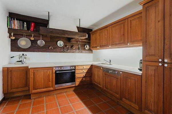 Zeitlose Landhausküche mit originalen Holzfronten und liebevollen Details