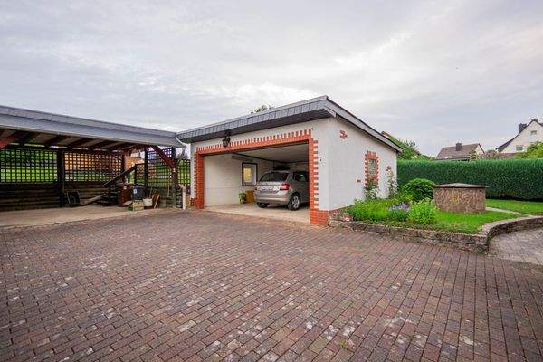 Doppelgarage und Doppelcarport