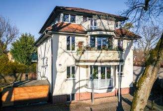 Frontansicht Gesamtgebäude