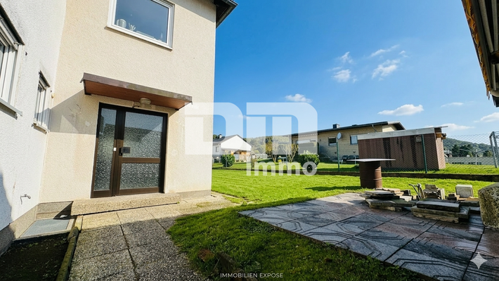 Terrasse hinter dem Gebäude / 2. Zugang