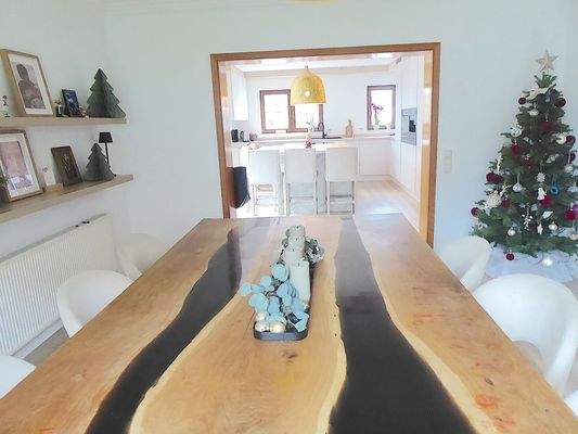 Essbereich und offene Küche Wohnung hinten