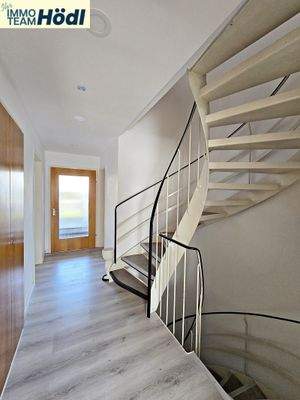 Flur mit Treppe ins OG