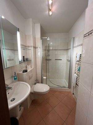 neuwertiges Duschbad