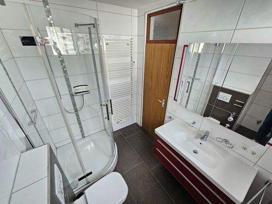 Tageslicht-Bad mit moderner Badmöbelierung