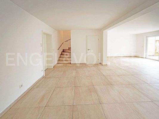 Blick vom Küchenbereich ins Wohnzimmer