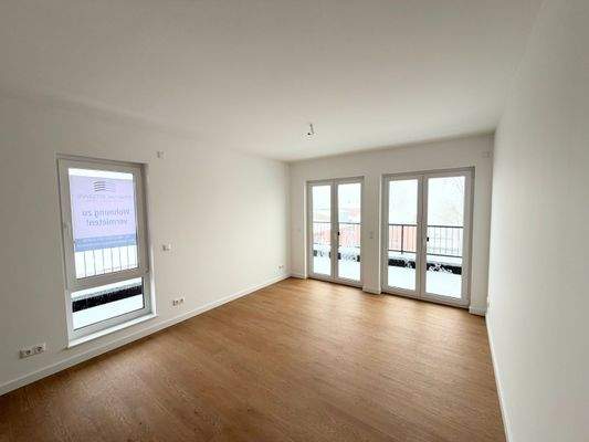 Wohnzimmer mit offener Küche