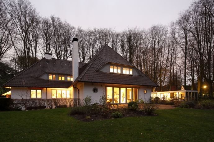 Befristete Vermietung (2 bis 3 Jahre): Stilvolle Villa im Hochkamp mit Schwimmbad, Einliegerwohnung und Traumgarten