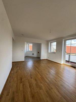 Wohnzimmer mit offener Küche