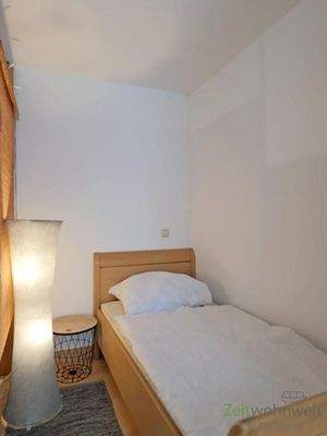 Bett hinter dem Raumteiler