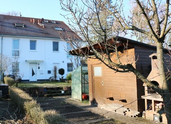 Hausansicht und vorderes Grundstück