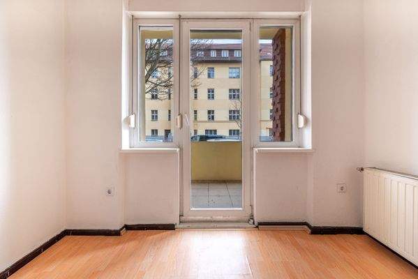 Wohnzimmer mit Balkonzugang