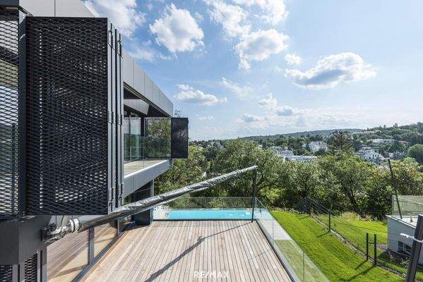 Terrasse mit Blick auf den Balkon