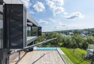 Terrasse mit Blick auf den Balkon