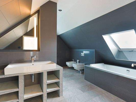 Schönes Badezimmer mit Tageslicht, Badewanne und geräumiger Dusche