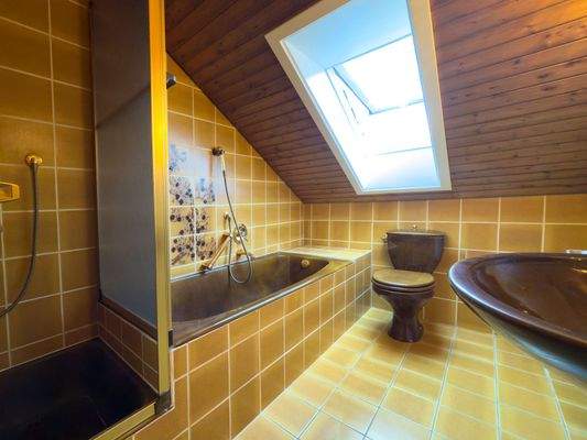 Das Badezimmer im DG