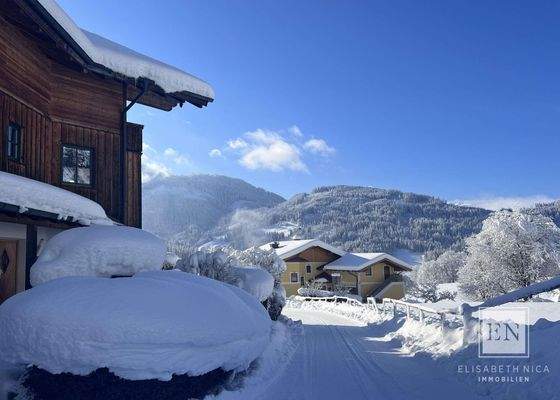 Winterimpression Zufahrt zum Haus
