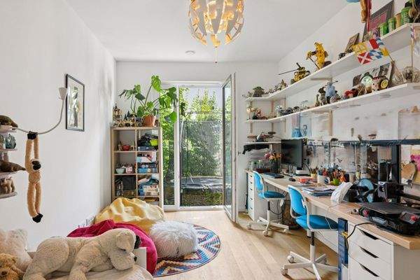 Zimmer II_2_Schreibtische