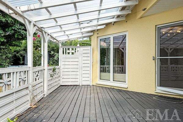 überdachte Holzterrasse