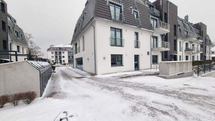 Rückansicht und Parkplatz