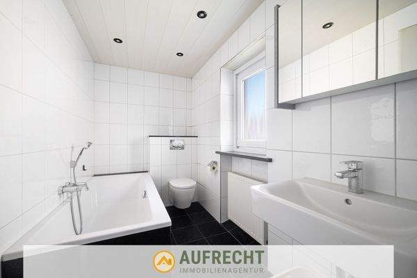 Tageslicht-Badezimmer 1. OG links