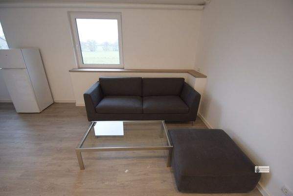 Sofa und Tisch sind möbliert