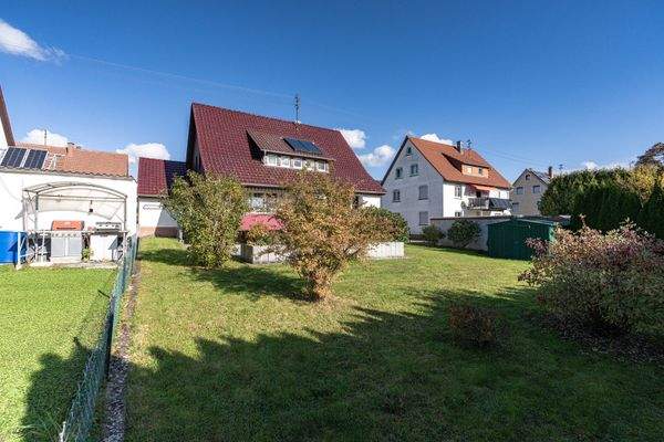 Objektansicht mit Garten