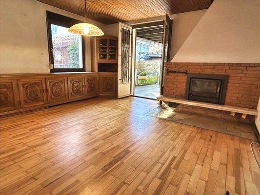 Esszimmer mit Kamin und Zugang Hof