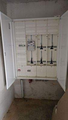 Neuer Elektroschrank