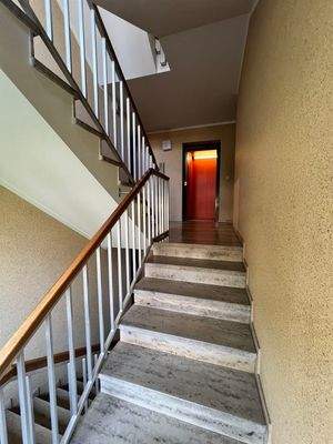 Treppenhaus mit Lift