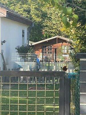 Holzhaus im hinteren Teil