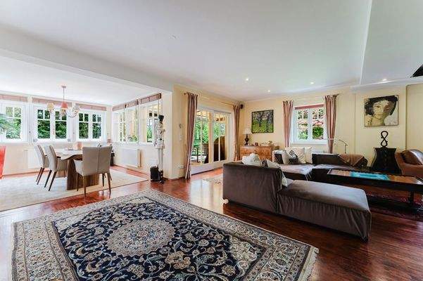 ... präsentiert sich offen und lichtdurchflutet