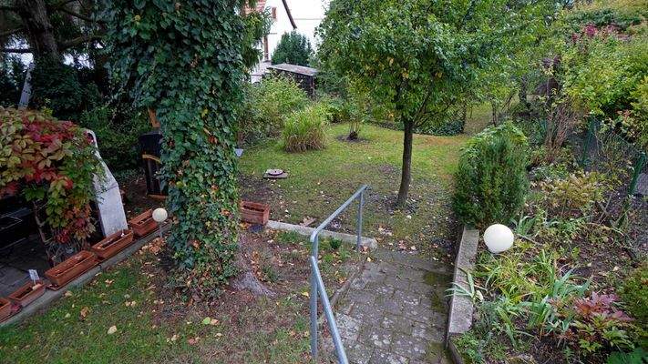 Überblick über die grüne Oase hinter dem Haus