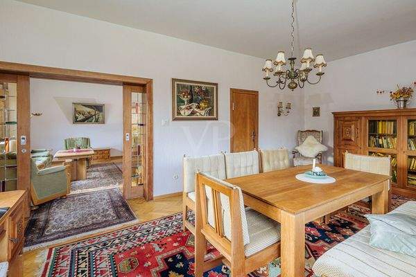 Esszimmer mit Blick ins Wohnzimmer