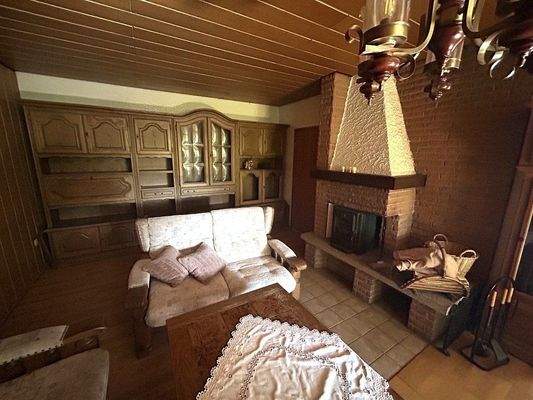 Wohnzimmer mit direkten Zugang zur Terrasse / Kamin