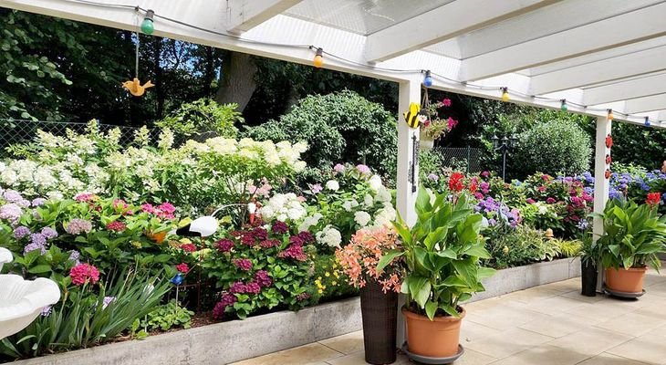 Große überdachte Terrasse mit edlen Fliesen