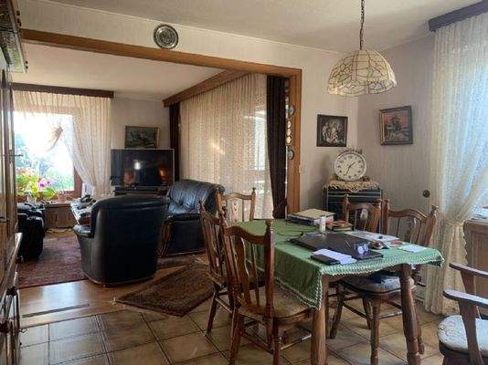 Esszimmer mit Blick in das Wohnzimmer