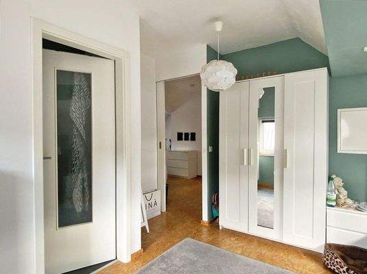 Zimmer links im DG (links: Türe Richtung Bad)