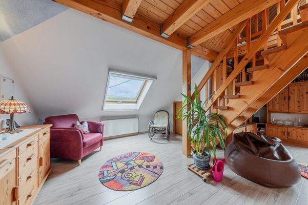 Links: Wohn-/Essbereich