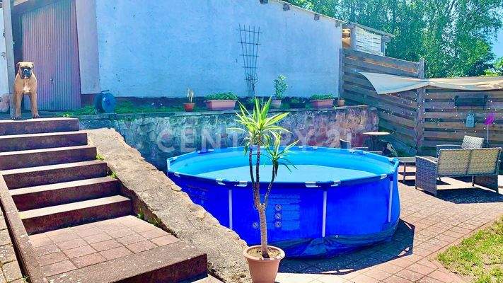 gepflasterte Terrasse mit Zugang zu den Garagen