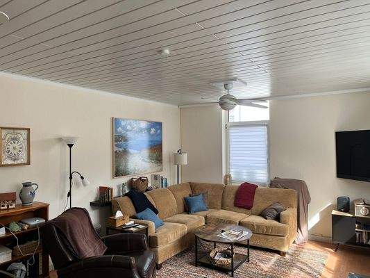 großzügiges Wohnzimmer