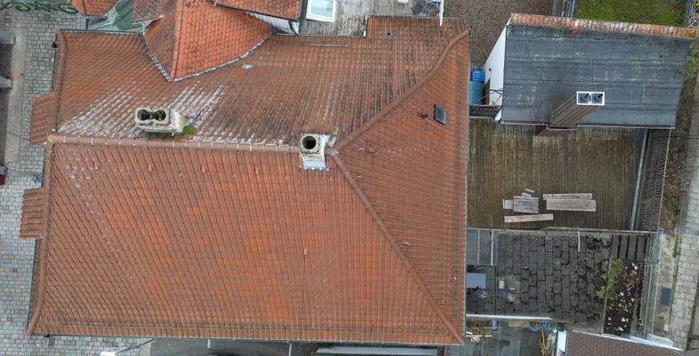 Große Terrasse mit Abstellhäusle