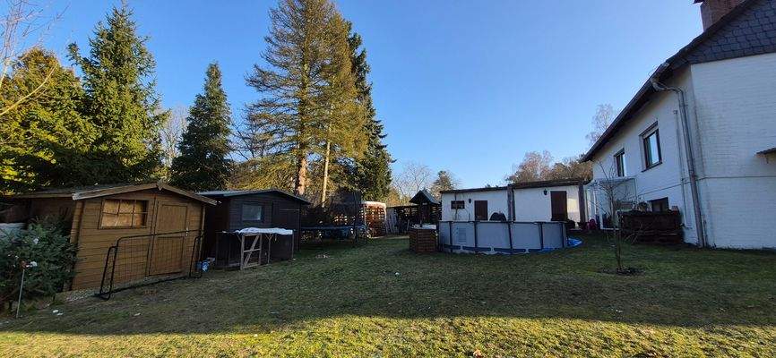 Ansicht Gartenhäuser, Garage, Haus 