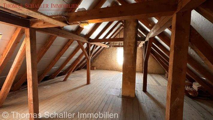 Dachboden zum möglichen  Ausbau 