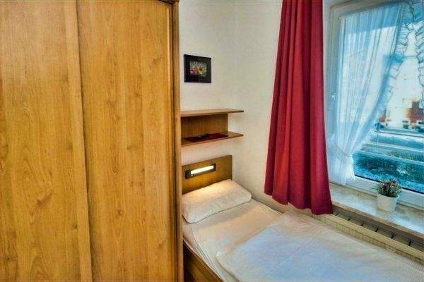 Kleiderschrank im Schlafzimmer